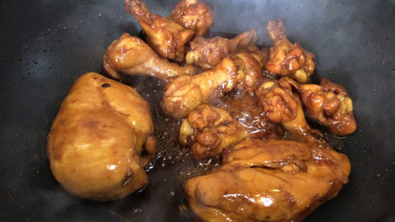 健身食谱-照烧鸡肉乌冬面,等收汁差不多了，把肉类拿出来。