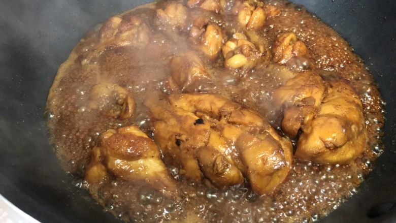 健身食谱-照烧鸡肉乌冬面,鸡肉也要不断的翻动哦，不然会上色不均匀