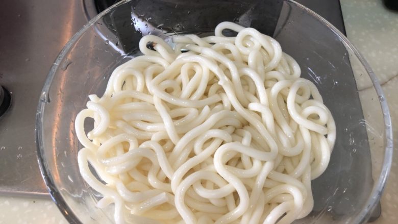 健身食谱-照烧鸡肉乌冬面,乌冬面本身就是熟的，等没有结块的时候，捞出放入凉白来中降温