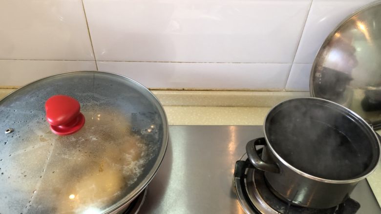 健身食谱-照烧鸡肉乌冬面,盖上盖子让鸡肉炖煮入味。提前准备好锅子烧<a style='color:red;display:inline-block;' href='/shicai/ 156925'>水</a>下面。等<a style='color:red;display:inline-block;' href='/shicai/ 156925'>水</a>开了之后把<a style='color:red;display:inline-block;' href='/shicai/ 546'>乌冬面</a>倒入。