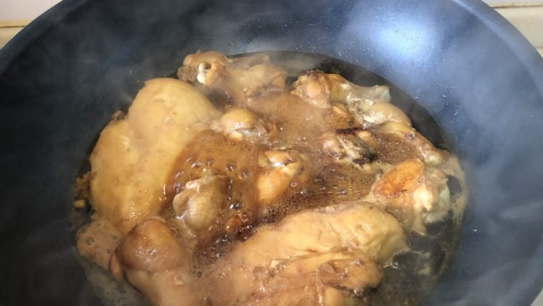 健身食谱-照烧鸡肉乌冬面,照烧酱开始翻滚的时候，转中大火