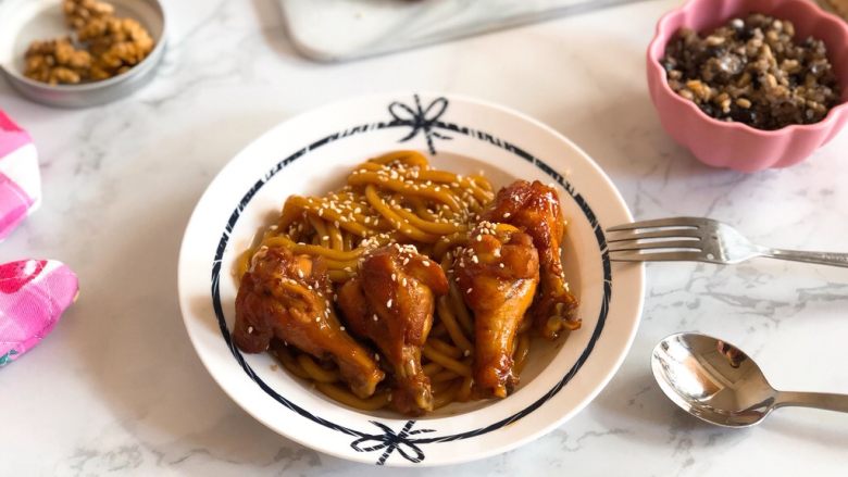 健身食谱-照烧鸡肉乌冬面,乌冬面和鸡腿肉摆盘！