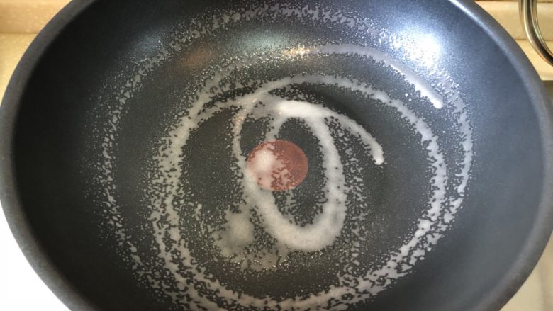 健身食谱-照烧鸡肉乌冬面,不粘锅内喷油，大火加热。（鸡胸肉需要喷油，如果是做带皮鸡肉的话就不用了，因为带皮鸡肉本身就有丰富的脂肪）