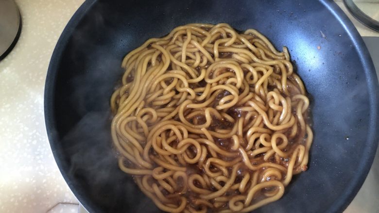 健身食谱-照烧鸡肉乌冬面,乌冬面颜色会越来越深，酱汁也会越来越少。这个时候面条每根都会有甜蜜的口感~