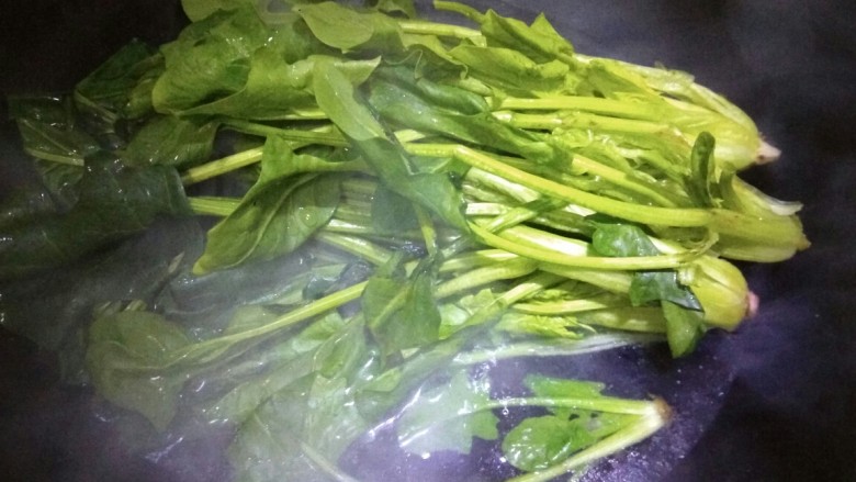 咸鸭蛋浇汁菠菜,锅中放入适量清水,烧开,放入菠菜烧开