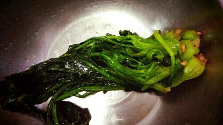 咸鸭蛋浇汁菠菜,捞出菠菜立刻放入冷水中,多换几次冷水,使菠菜迅速冷却,攥干水份
