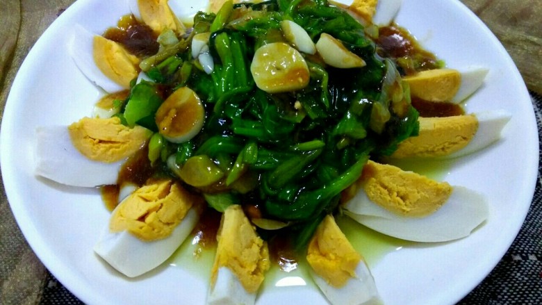 咸鸭蛋浇汁菠菜,把菠菜放到盘子中间,把汤汁浇到菠菜上即可
