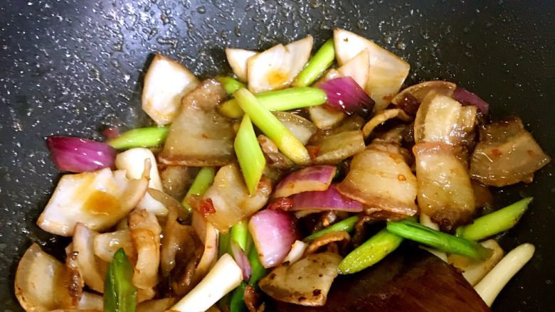 蒜苗回锅肉,翻炒均匀