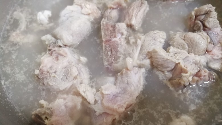 莲藕龙骨花生汤,放入烧开的水中打焯一下,焯掉血水。