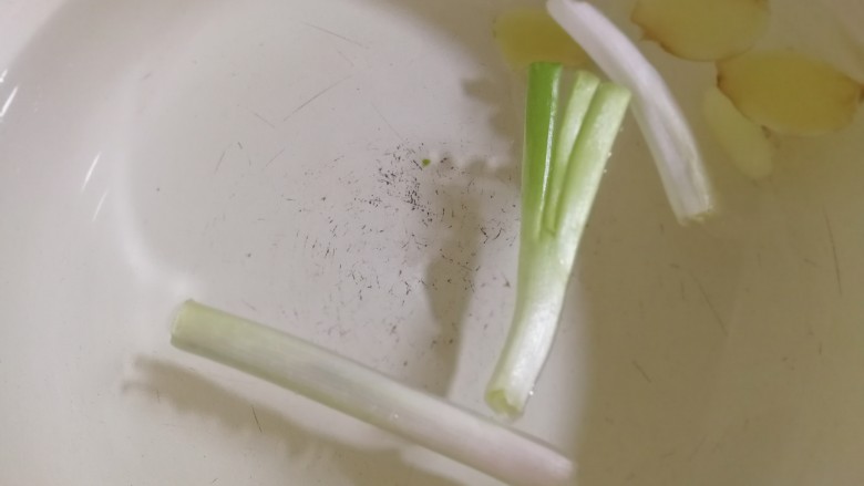莲藕龙骨花生汤,搪瓷锅內添水将姜片,葱放入。