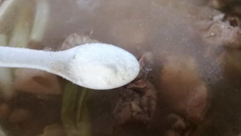 莲藕龙骨花生汤,一小时后龙骨炖至软烂,加入适量盐,再小炖一会儿入味儿。