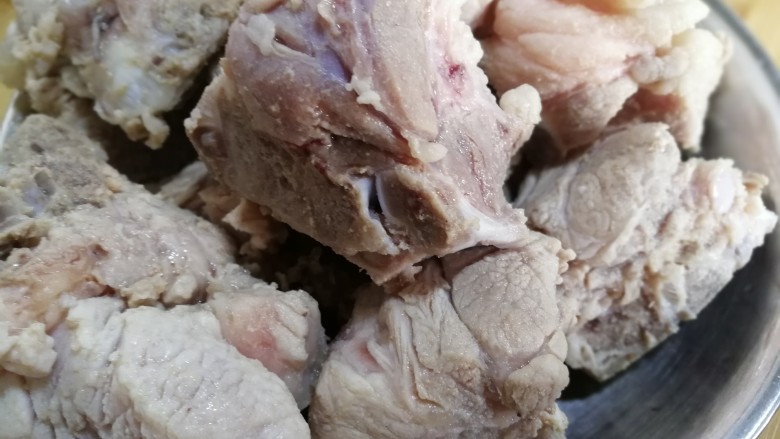 莲藕龙骨花生汤,焯好后捞出淋干水,