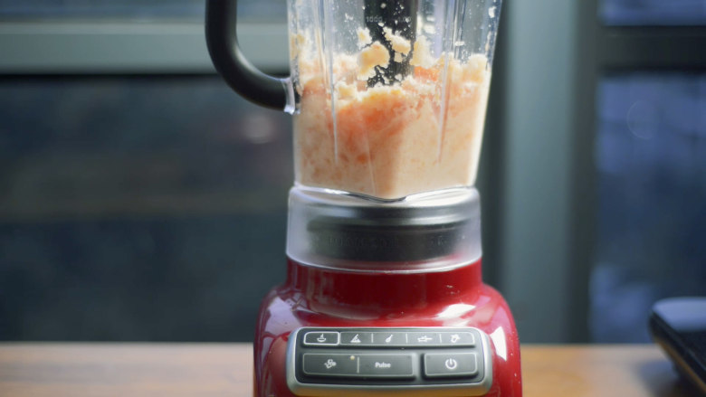 电饭煲红酒烩牛尾,2个<a style='color:red;display:inline-block;' href='/shicai/ 59'>番茄</a>去皮,打成汁或切成5mm小块