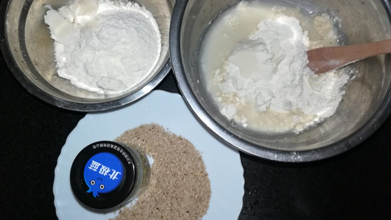 蓝莓酥饼,油皮和油酥的面粉、猪油分别称好,倒入盆中。油皮中同时加入清水。