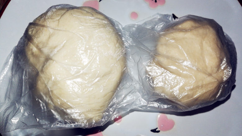 蓝莓酥饼,油皮、油酥分别揉好,醒15分钟。