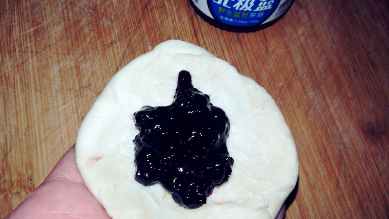 蓝莓酥饼,擀圆擀扁,包入蓝莓酱。
