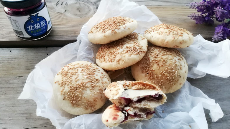 蓝莓酥饼,水果馅儿的,孩子更喜欢,咬一口掉渣儿!