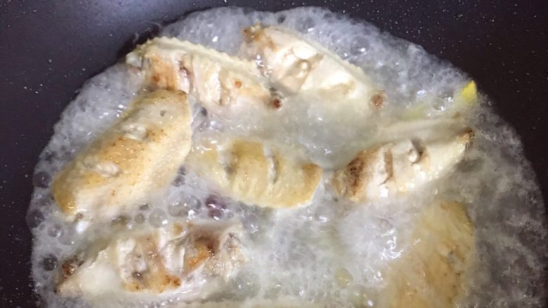 红烧鸡翅,加开水没过鸡翅