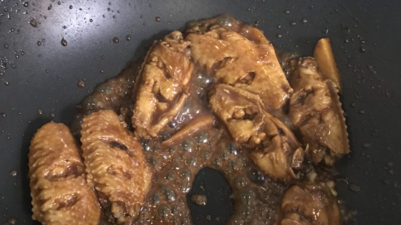 红烧鸡翅,收到汤汁浓稠即可
