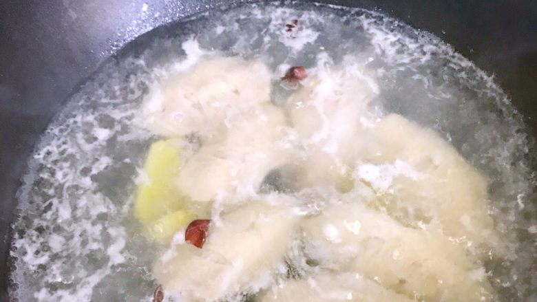 红烧鸡翅,撇去浮沫继续煮2分钟