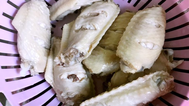 红烧鸡翅,捞出沥干水份