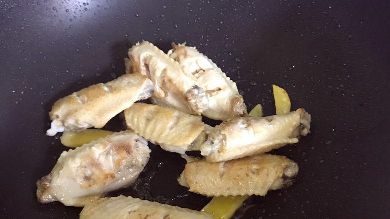 红烧鸡翅,下姜片炒香