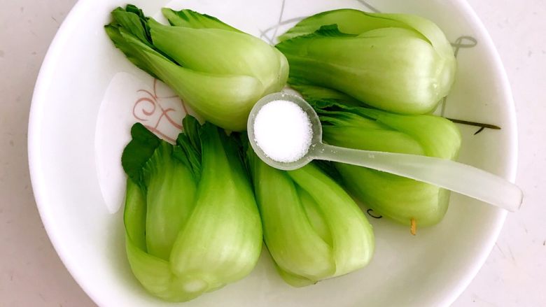 香菇菜胆,把油菜捞出来沥干水分,放入盘中,加精盐调匀后腌制5分钟