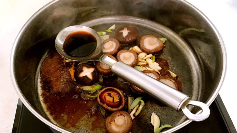 香菇菜胆,加入蚝油,翻炒均匀
