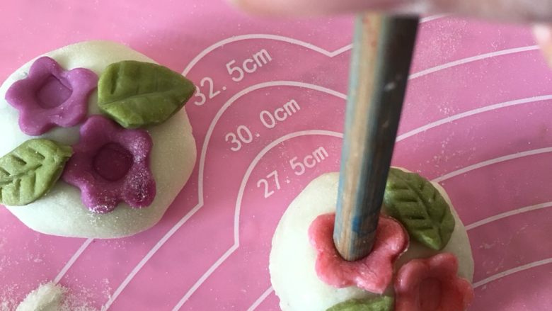 花朵豆沙包,用筷子按出花心
也起到固定的作用