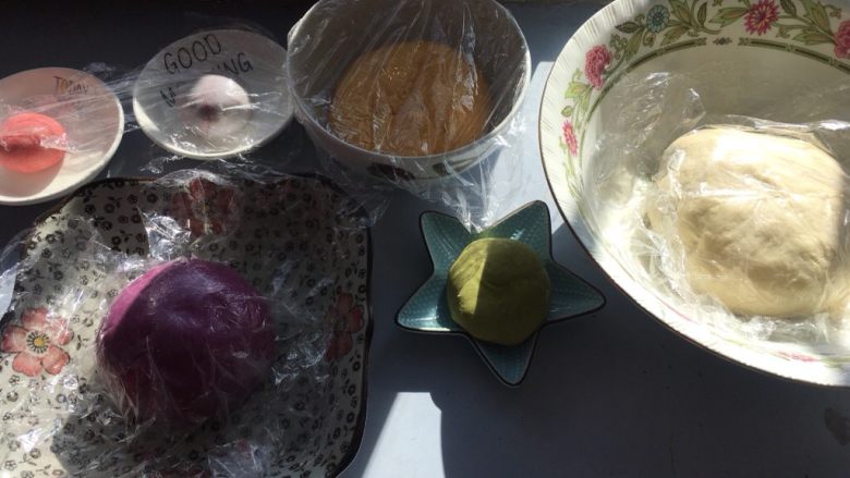 花朵豆沙包,面团发酵半小时或一小时(根据室温)
用手按不回弹
表示发酵好了
此刻要多揉揉
排气