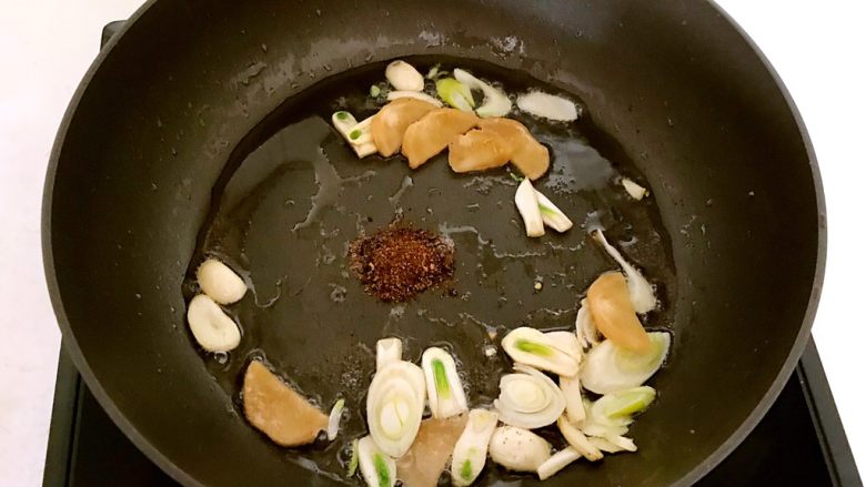 土豆烧腊肉,用腊肉煎出来的底油炒菜,放入<a style='color:red;display:inline-block;' href='/shicai/ 12043'>花椒粉</a>,葱花,姜片和蒜丝