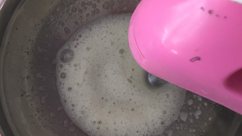 酸奶溶豆,打蛋器打至有鱼眼加入<a style='color:red;display:inline-block;' href='/shicai/ 3729'>白糖</a>，分三次加入