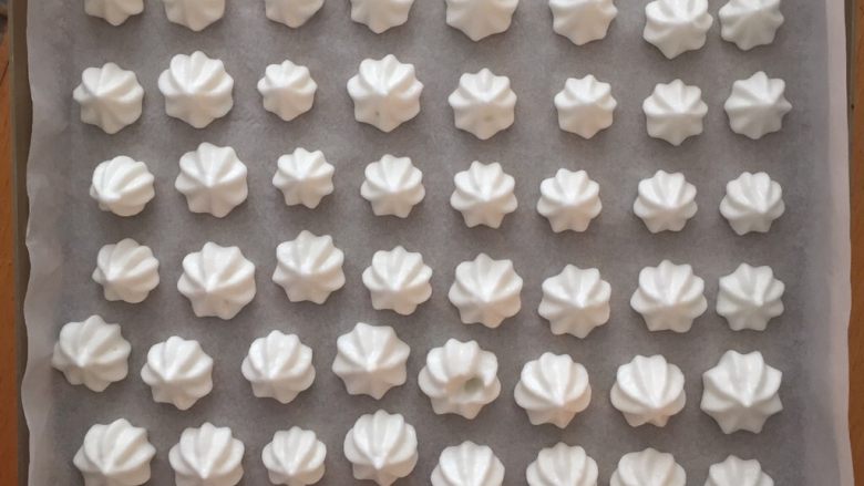 酸奶溶豆,加入裱花袋挤在铺好的油纸上，烤箱可以预热了