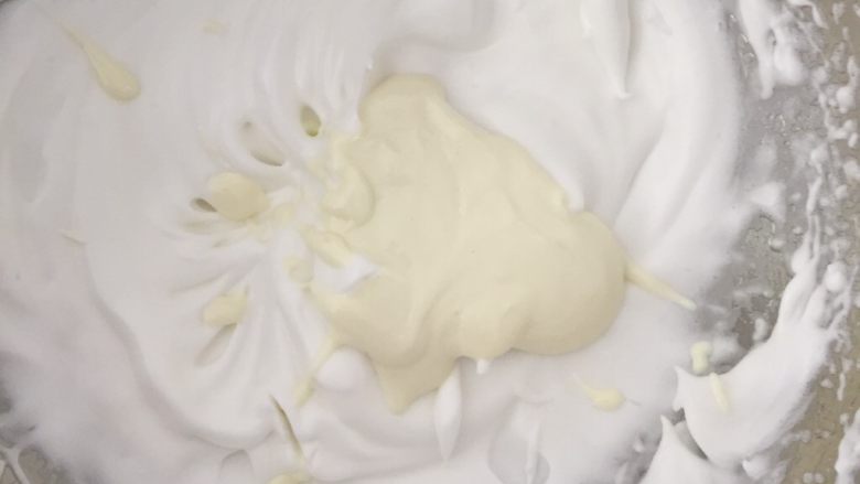 酸奶溶豆,加入之前拌匀的酸奶糊:拌匀，注意这步最重要了，一定要快速翻拌，不能打圈拌，要不然就消泡了