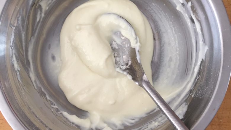 酸奶溶豆,把<a style='color:red;display:inline-block;' href='/shicai/ 885'>酸奶</a>，奶粉，<a style='color:red;display:inline-block;' href='/shicai/ 512'>玉米淀粉</a>放一起拌匀，拌到无颗粒状态。