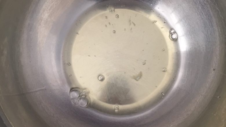 酸奶溶豆,<a style='color:red;display:inline-block;' href='/shicai/ 17'>蛋清</a>中加入<a style='color:red;display:inline-block;' href='/shicai/ 919'>柠檬汁</a>