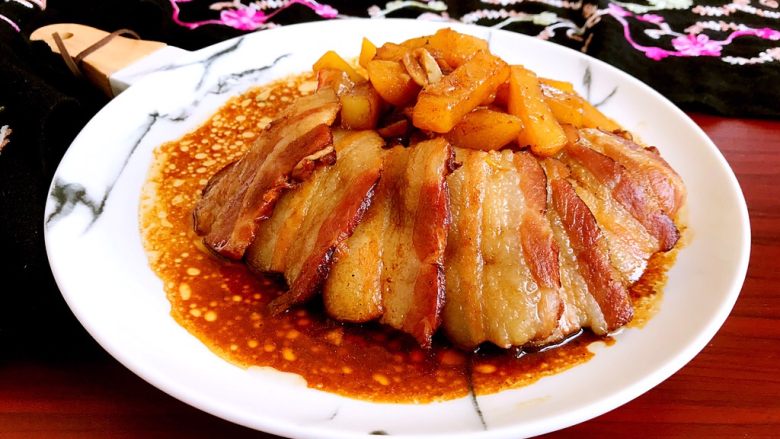 土豆烧腊肉,香香的土豆烧腊肉,好吃不油腻~