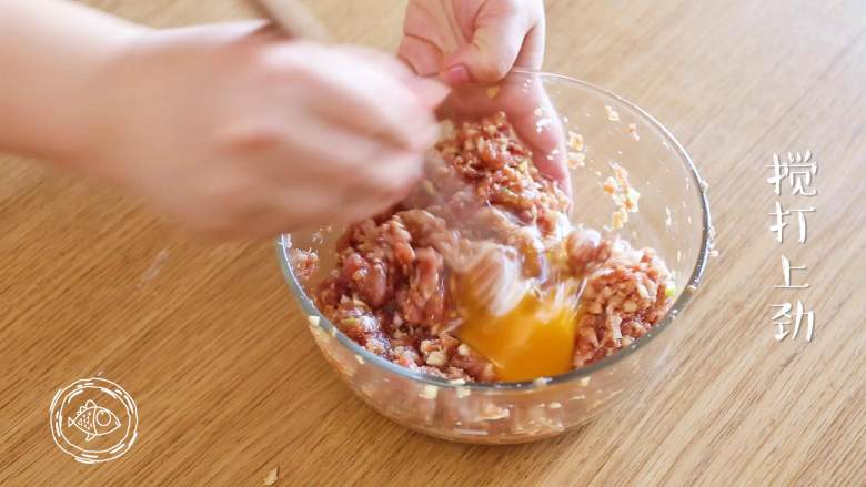 四喜丸子12m+宝宝辅食,同一个方向,一直搅打上劲,尽量多打一会儿,不容易散~