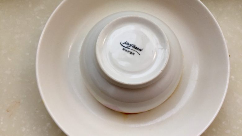 我爱蒜蓉系列➕蒜香鲍汁杏鲍菇,取一个盘子先盖在小圆碗上,然后翻转过来,如图。