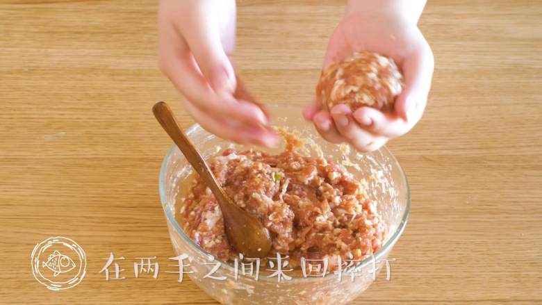 四喜丸子12m+宝宝辅食,揉成团,在两手之间来回摔打,让肉馅更加紧实~