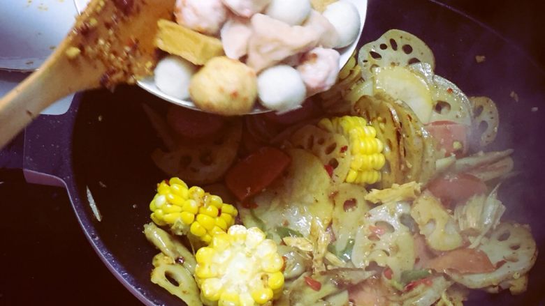 麻辣香锅🍲,接下来把用水绰过一遍的各类肉丸和玉米放进去翻炒