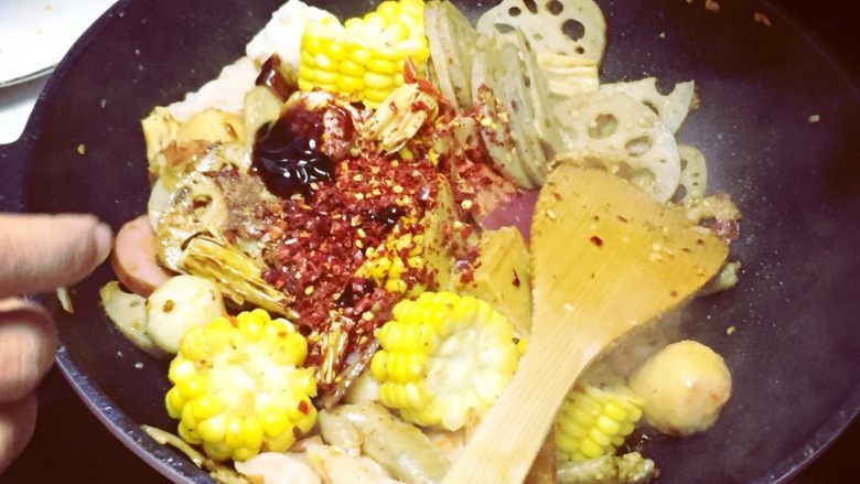 麻辣香锅🍲,倒入耗油<a style='color:red;display:inline-block;' href='/shicai/ 788'>生抽</a>、<a style='color:red;display:inline-block;' href='/shicai/ 718'>料酒</a>、干红辣椒🌶️