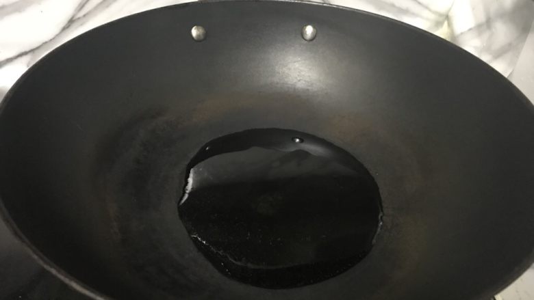清蒸鲈鱼,炒锅倒入1大勺子的食用油，烧热轻微冒烟即可。