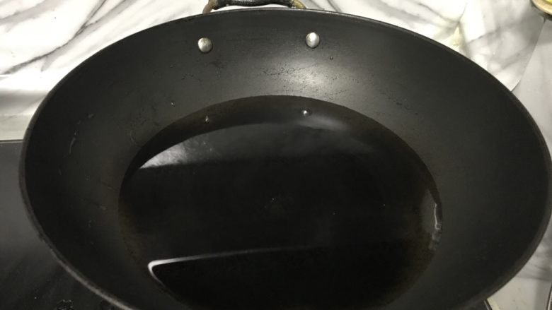 清蒸鲈鱼,锅里放入清水，（锅小只能用炒锅）。