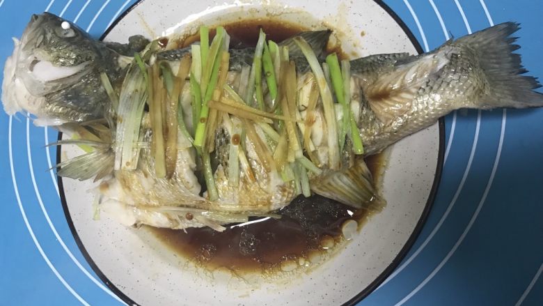 清蒸鲈鱼,再把调好的汁均匀淋在鱼身上即可