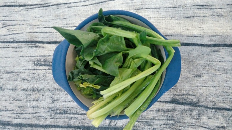 宝宝辅食 超萌甜甜圈,先来处理菠菜,菠菜洗干净。