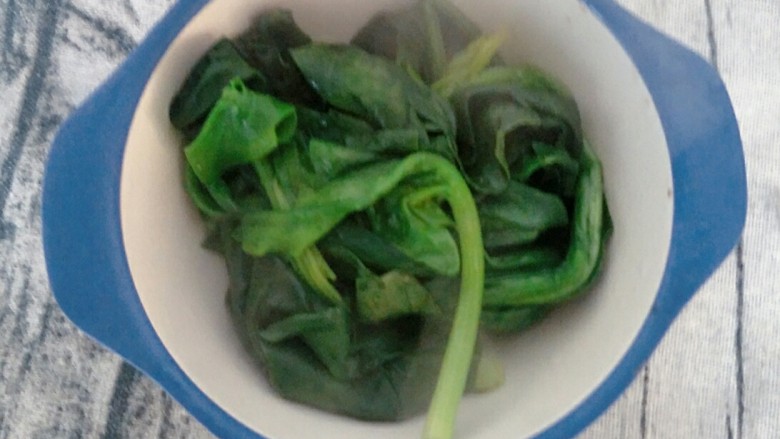 宝宝辅食 超萌甜甜圈,然后菠菜用开水烫下,去掉草酸,这一步不能省。