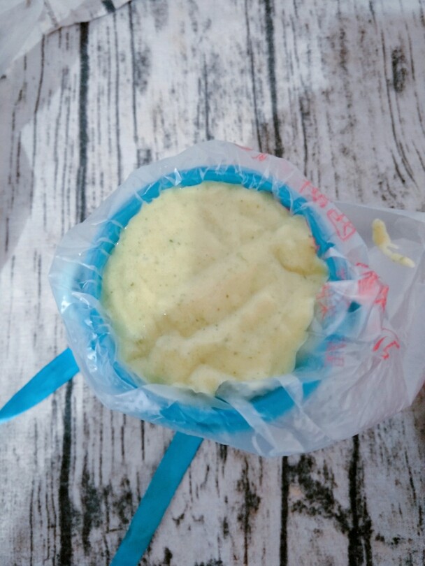 宝宝辅食 超萌甜甜圈,把裱花袋套到杯子上,把面糊装入裱花袋,因为是圈状的所在用裱花袋更适合。