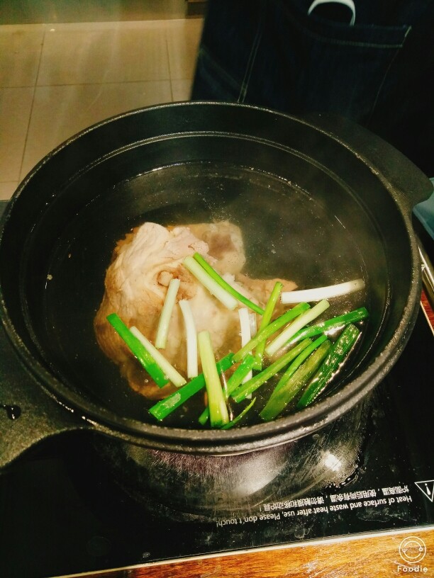 蒜蓉开背虾+萝卜筒骨煲,水烧开放入筒骨,去沫,再烧开之后转小火,加入<a style='color:red;display:inline-block;' href='/shicai/ 718'>料酒</a>葱段