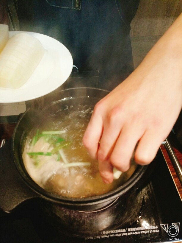 蒜蓉开背虾+萝卜筒骨煲,烧开后放入萝卜,盖上锅盖,上汽后转小火25分钟